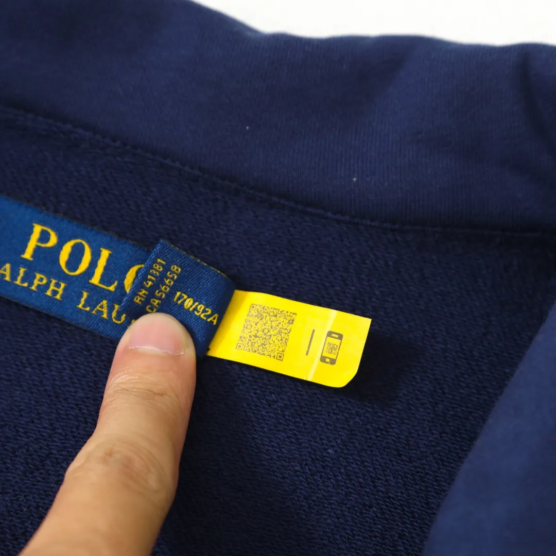 P260 #R99 Ralph Lauren pony logo eight-color half-zip lapel sweatshirt. Wear three times in one suit, easy to switch styles: Fully stand-up collar mode: crisp lapel three-dimensional windproof, taking into account warmth and cool lines, full of coolness ▫️Half-open lazy mode: slightly exposed collarbone, relaxed and comfortable | Pair with a shirt or high collar to show the intellectual atmosphere ▫️Full-open V-neck mode: Visually extends the neck-shoulder ratio | Stacking is more layered, hiding the flesh and making it look slimmer, making it easy to wear with a sense of luxury. Genderless design, shared wardrobe concept: White is gentle and elegant | Black is cool and slimming | Both colors can be used to create a couple CP look. 8 colors are available in the full line | From classic to soft | Meet all daily and occasion dressing needs Quality is reflected in the details: Micro-label logo embroidery | Loose but not procrastinating tailoring | High-grade fabrics ensure a comfortable fit. Easily manage various scenarios such as workplace commuting, weekend leisure, and date travel, effortless chic is the definition of effortless chic.  Color: Black White Navy Mint Green Khaki Pink Yellow Army Green Size: S M L